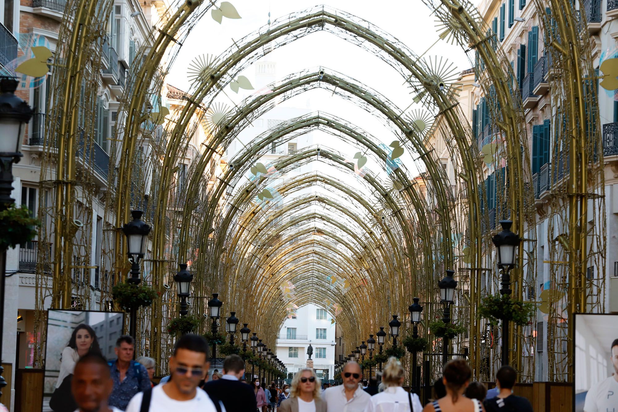 La estructura de las luces de Navidad, ya colocada en la calle Larios.