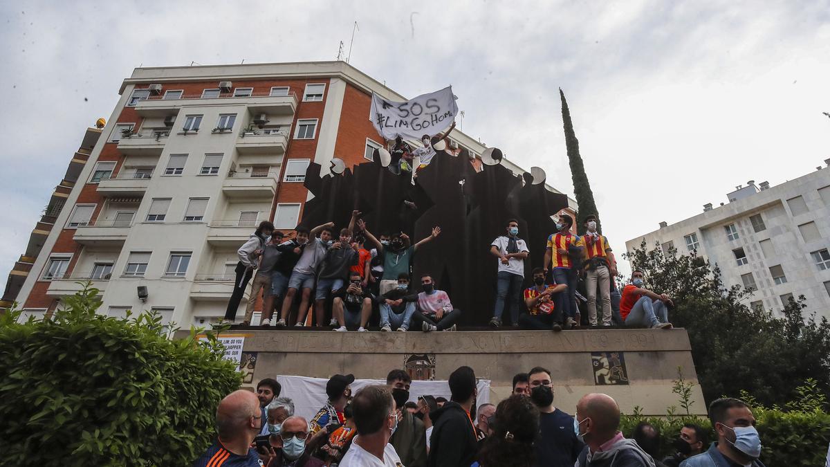 Las imágenes de la marcha de la afición valencianista contra Lim