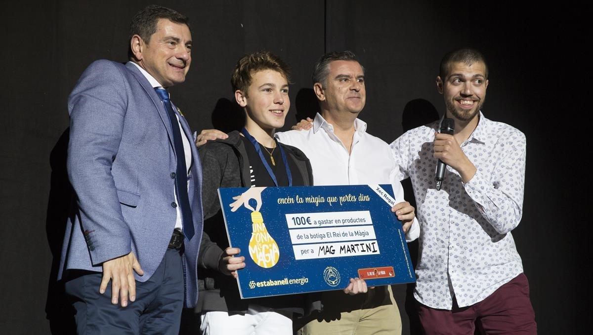 Con tan solo 17 años, Mag Martini, obtuvo el premio del público y del jurado. De izquierda a derecha: Josep Salom, alcalde del municipio; Rafael Benjumea, director general de Estebanell; Mag Martini y Jordi Pota, director artístico del Festival.