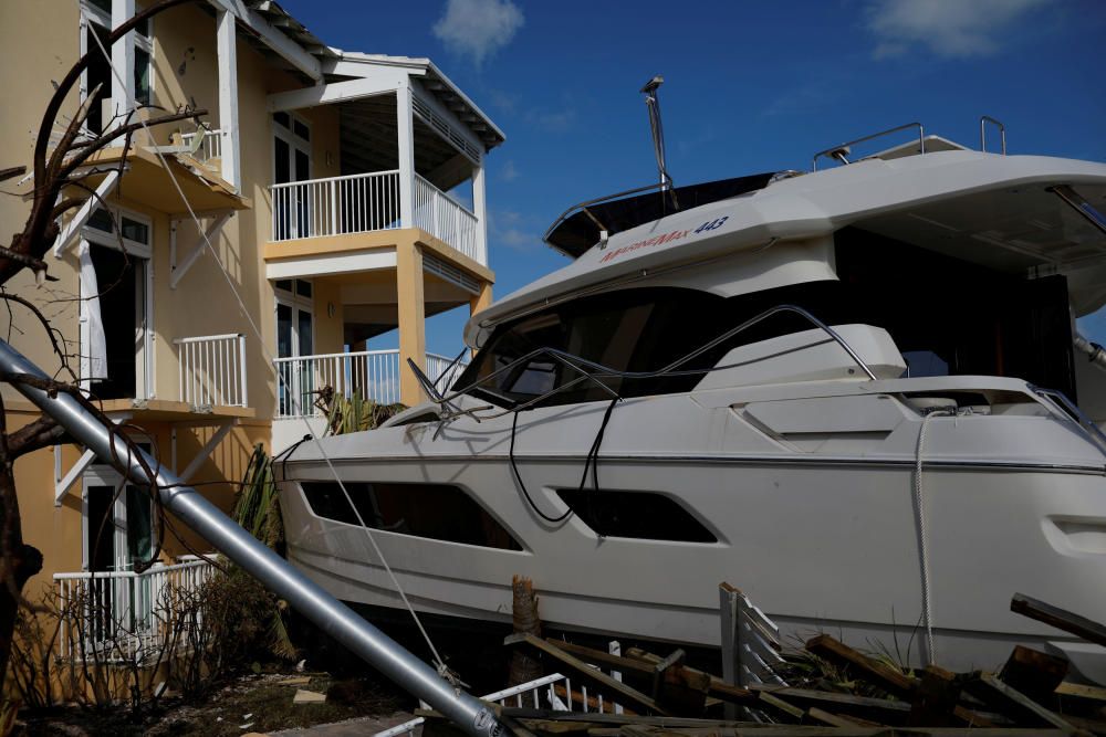 Un barco destrozado junto a un hotel tras el paso del huracán Dorian por islas Ábaco, en Bahamas, que ha dejado al menos 30 muertos. REUTERS/Marco Bello