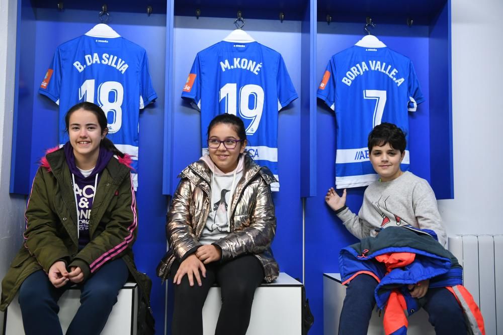 Los estudiantes han realizado un recorrido por los rincones del estadio de Riazor - Han conocido a los jugadores Martí Vilà, del Fabril, y Silvia y Cris, del Dépor Abanca