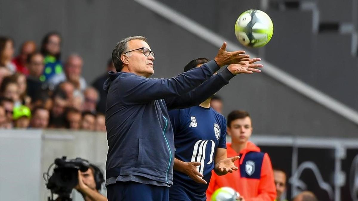 Marcelo Bielsa, en el banquillo del Lille.