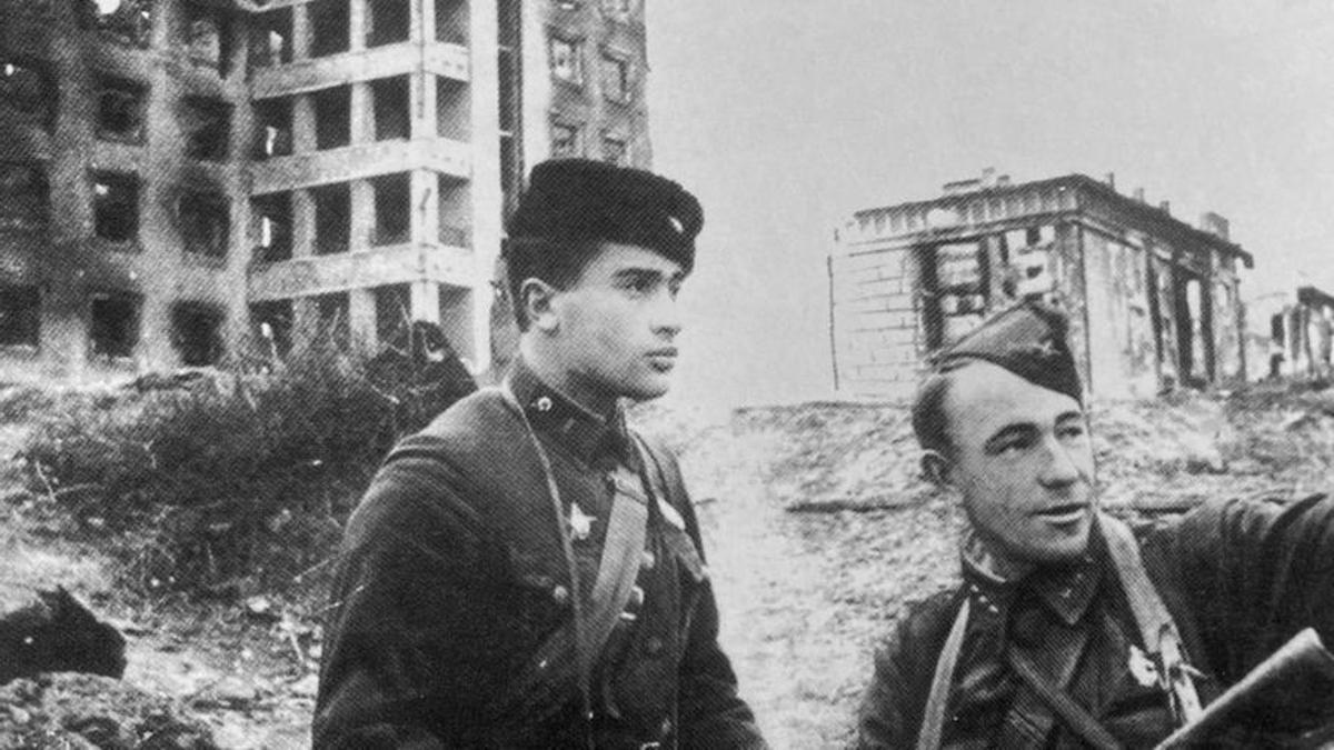 El teniente ruso Alekséi Zhúkov (izquierda), que supervisó la defensa de la 'Casa de Pávlov'.