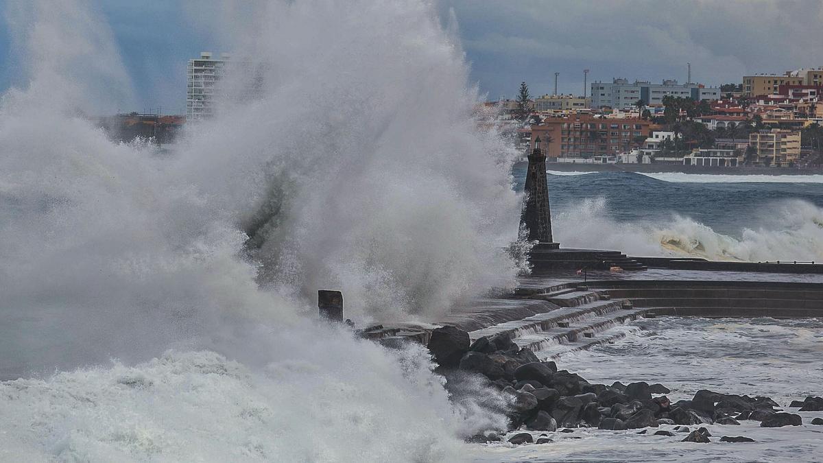 Una ola rompe en el dique de Bajamar durante un reciente temporal de mar.