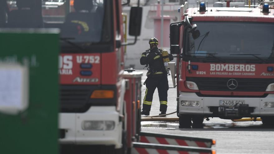 Extinguido el incendio en un barco en el puerto de La Luz con tres fallecidos