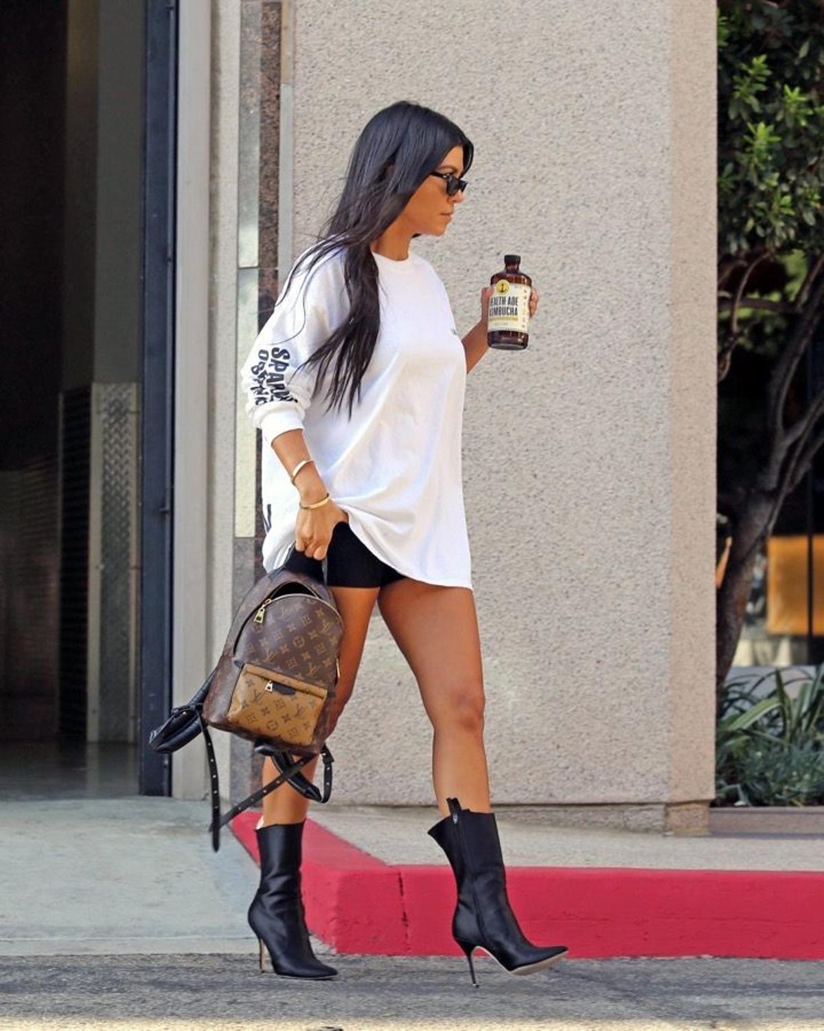 Kourtney Kardashian paseando por Los Angeles