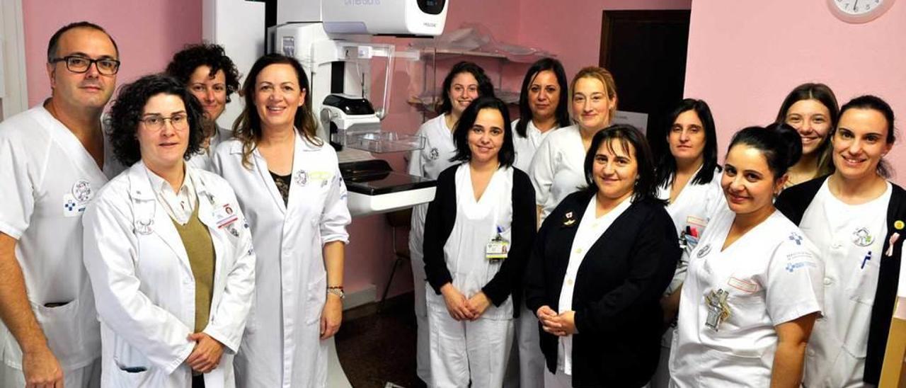 Los técnicos y médicos implicados en las pruebas de mamografía, junto al nuevo equipamiento.