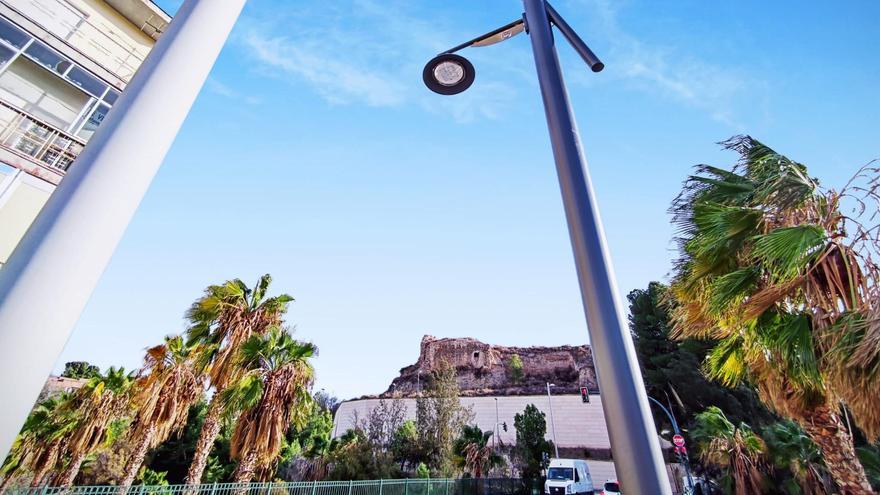 Nuevo alumbrado en el puente del barrio La Estación de Elda.