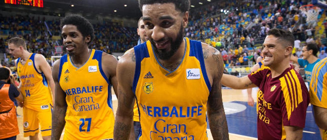 DJ Seeley, en primer término, y &#039;Shaq&#039; McKissic, detrás a su derecha, con caras felices tras la victoria frente al Estudiantes.