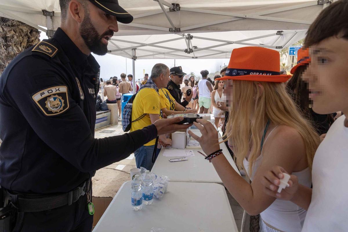 Control al alcohol en la Santa Faz 0,0 de Alicante con 12.000 jóvenes en la playa de San Juan