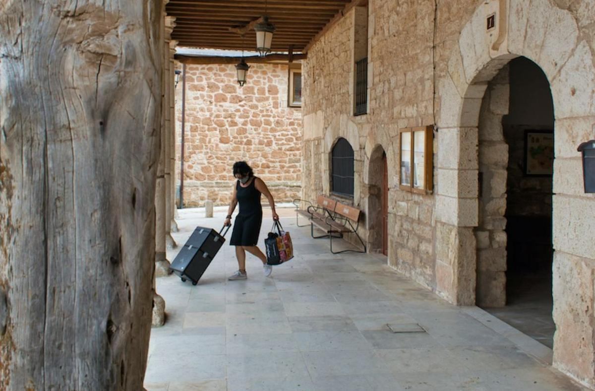 Esther Angulo, peluquera rural, en uno de sus viajes por los pueblos de Burgos.