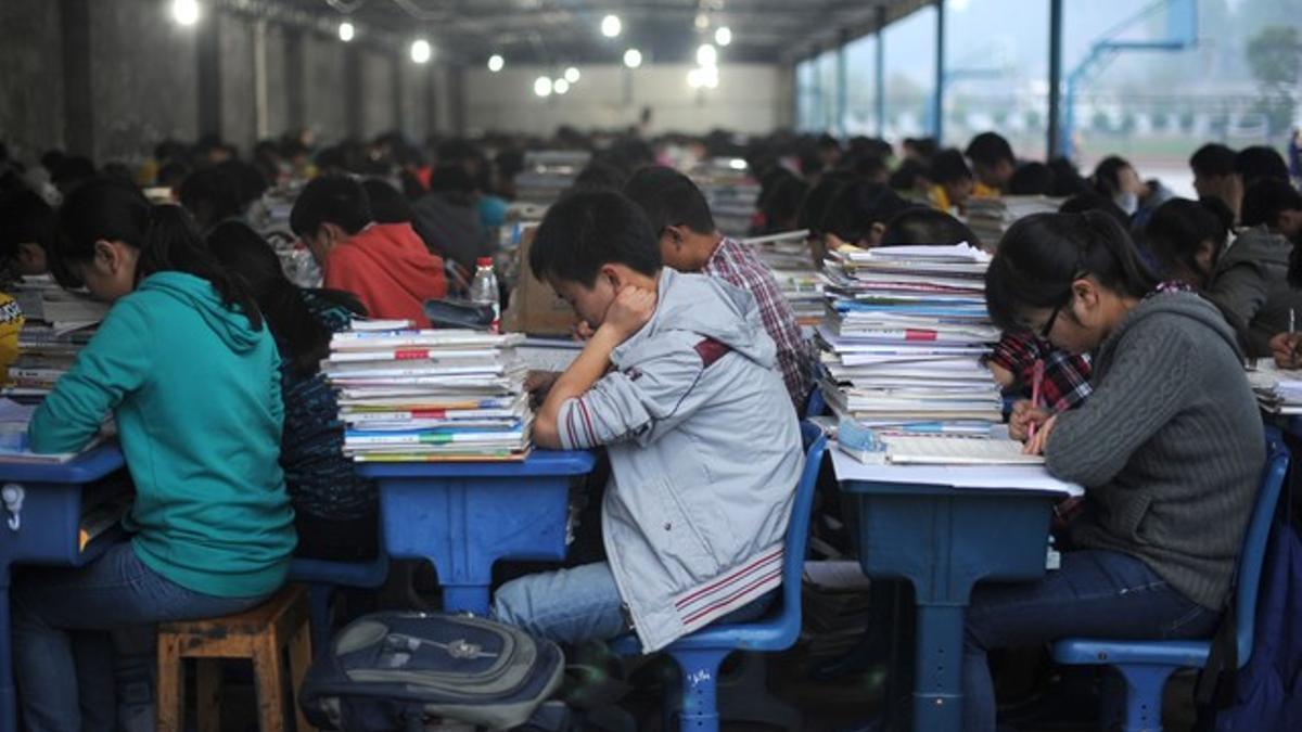 Estudiantes chinos durante un examen