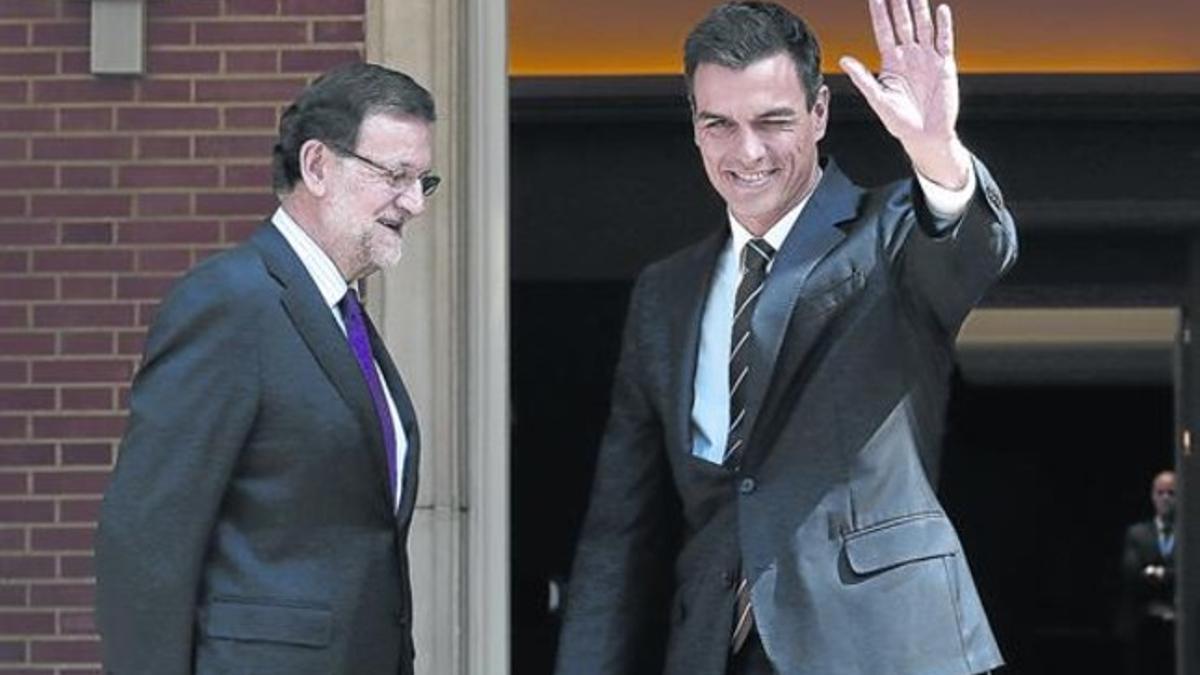 El presidente del Gobierno, Mariano Rajoy, y el secretario general del PSOE, Pedro Sánchez, ayer, en la Moncloa.