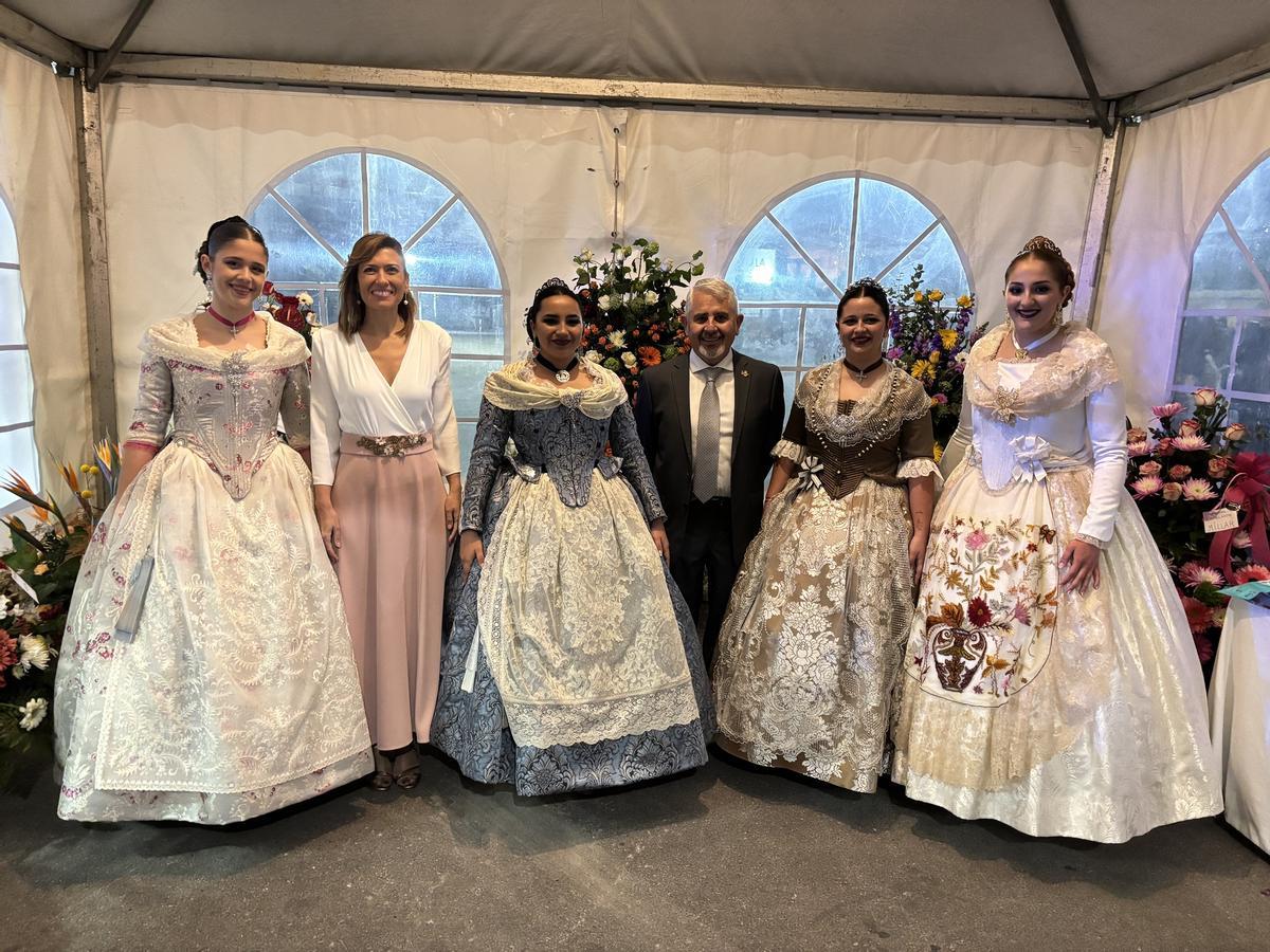 La corte de honor, junto a la alcaldesa y el mantenedor.