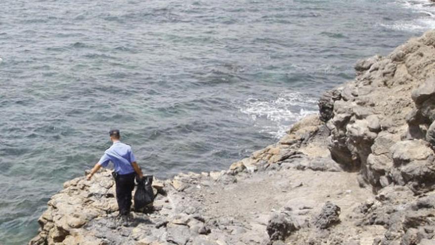 Un agente de la Policía Local de Puerto del Rosario se dirige a liberar mejillones incautados hace unos días. | fuselli