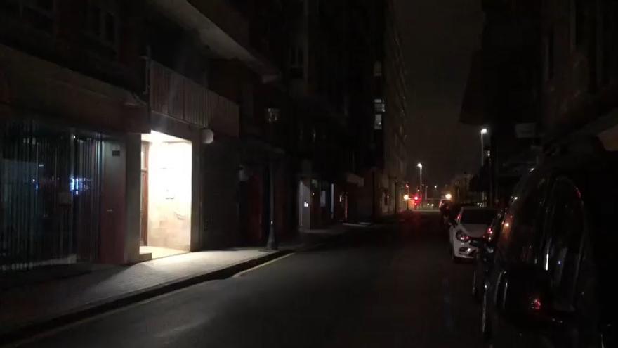 Luces apagadas en la calle Marqués de Casa Valdés, este miércoles.