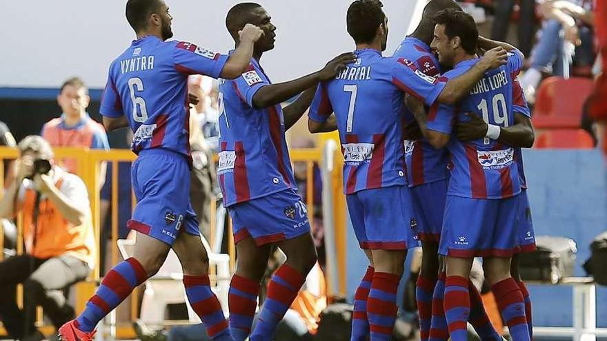 Los jugadores del Levante felicitan a David Barral tras anotar el segundo gol. // Efe