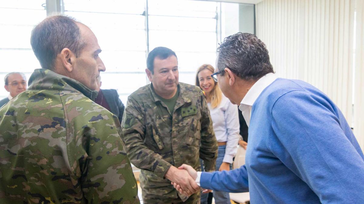 El alcalde de Benidorm saluda a los militares que han participado en el encuentro.