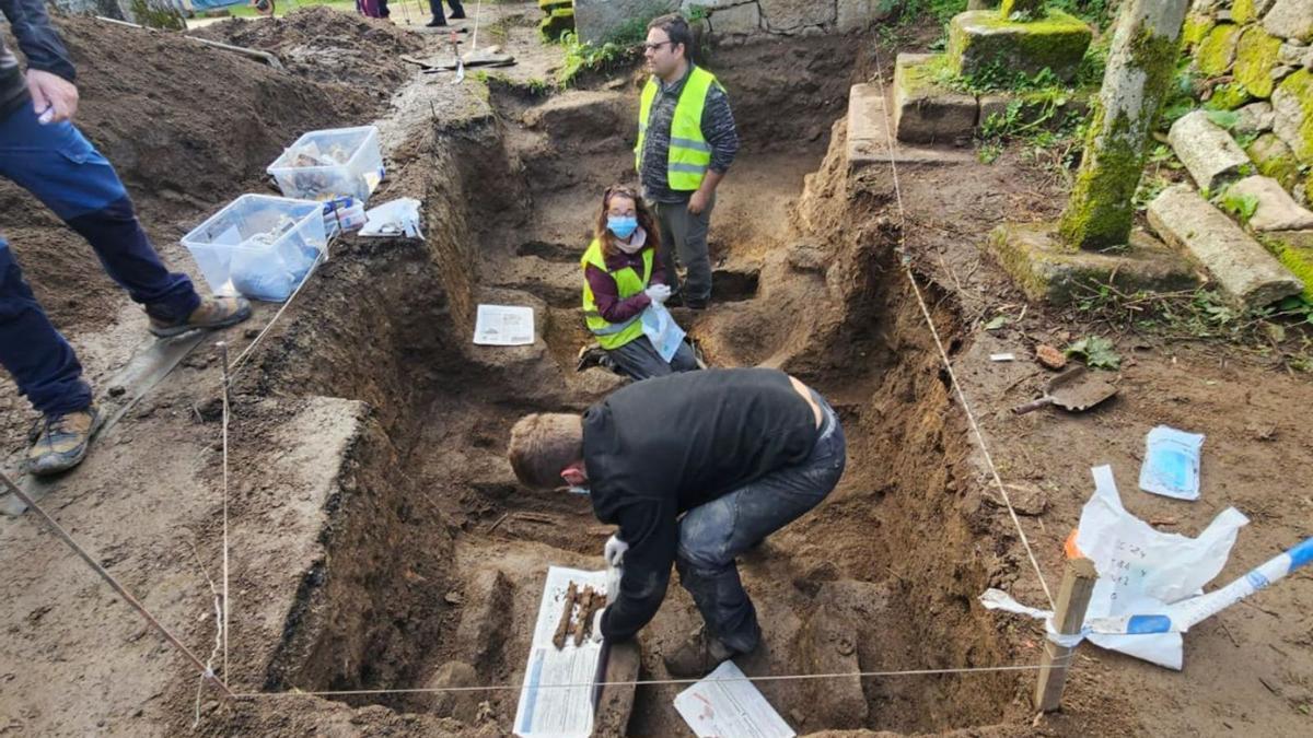 Una de las fosas excavadas en Salvaterra, en 2024.