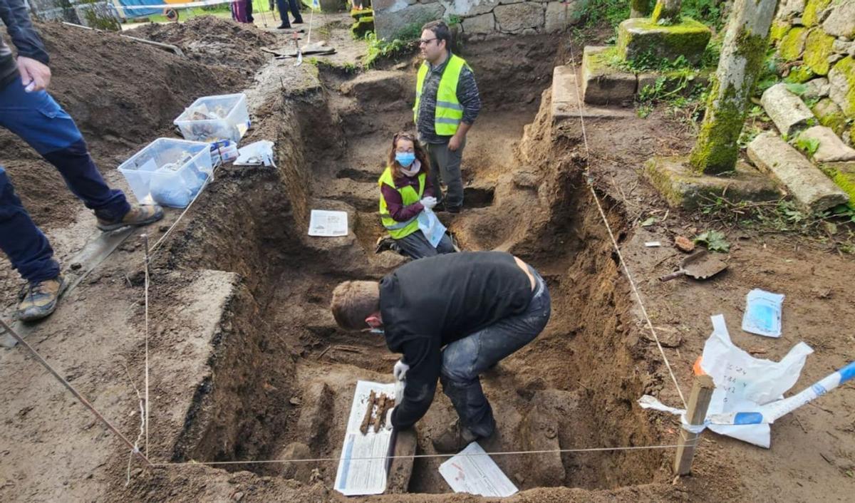 Trabajo de campo en los restos de los dos cuerpos recién descubiertos.