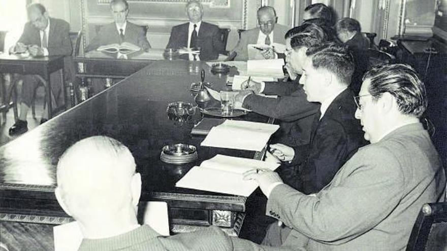 Un jovencísimo Ignacio Hernando de Larramendi informa a la junta general de mutualistas de la compañía Mapfre en julio de 1958.