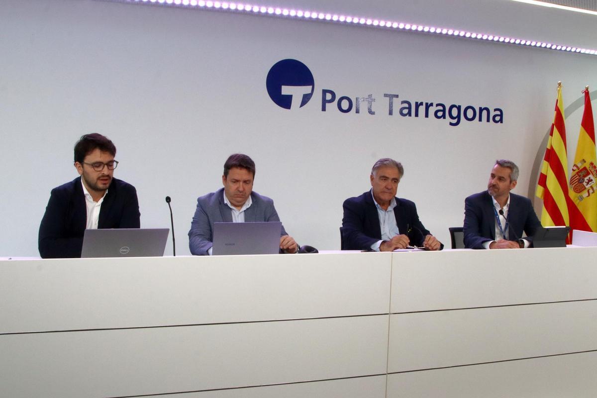 Los responsables de las empresas H2PRO y Sun Systems Group, además de la consultora EnergyT, en el acto de este viernes en Tarragona.