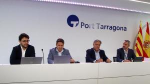Los responsables de las empresas H2PRO y Sun Systems Group, además de la consultora EnergyT, en el acto de este viernes en Tarragona.