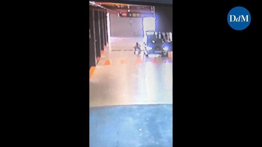 Un vídeo captó a los ladrones del aeropuerto de Palma: adiós a la mochila en tres segundos