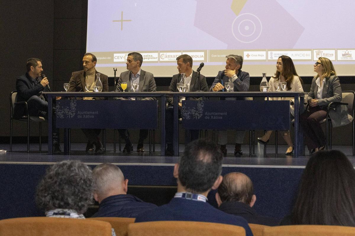 La primera mesa de debate del foro Más que Empresas, celebrado este martes en el CCX de Xàtiva.