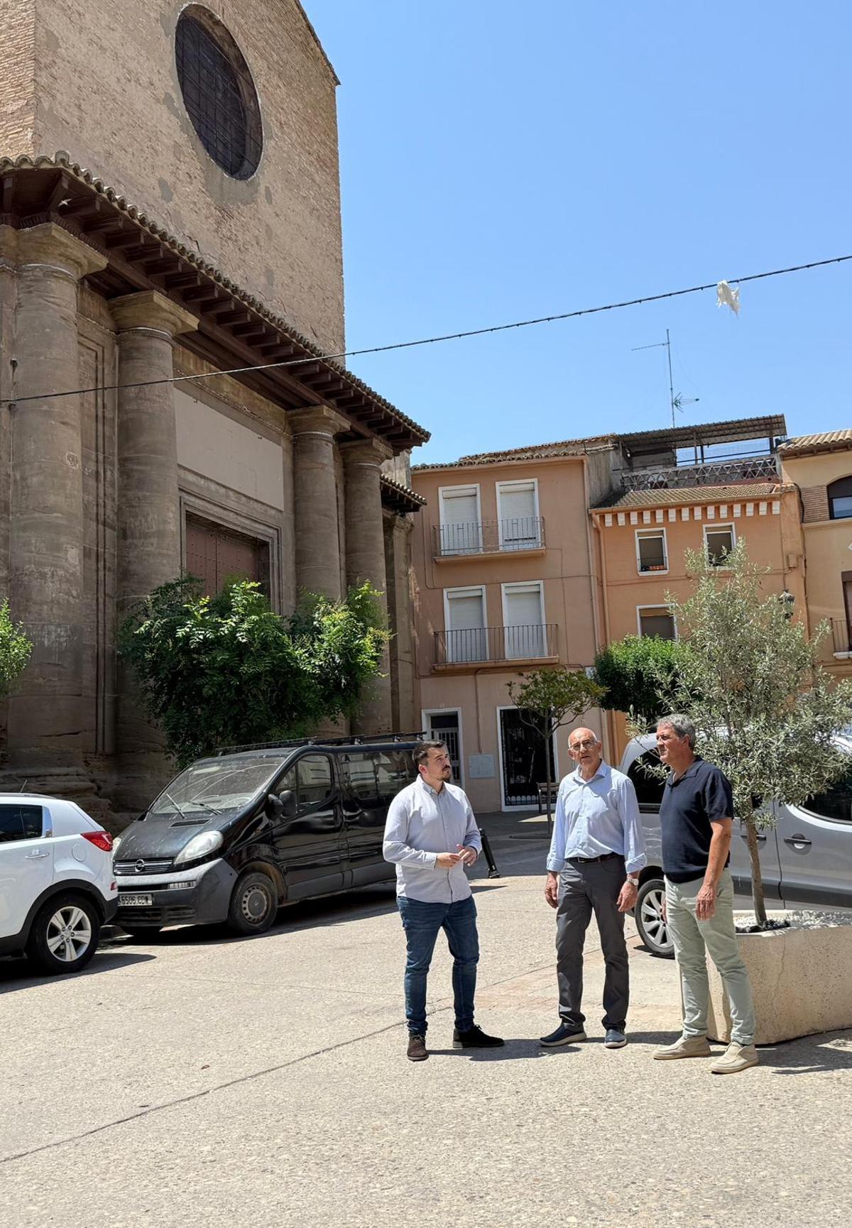 Ariste, Villellas y Tella, en la plaza de la iglesia