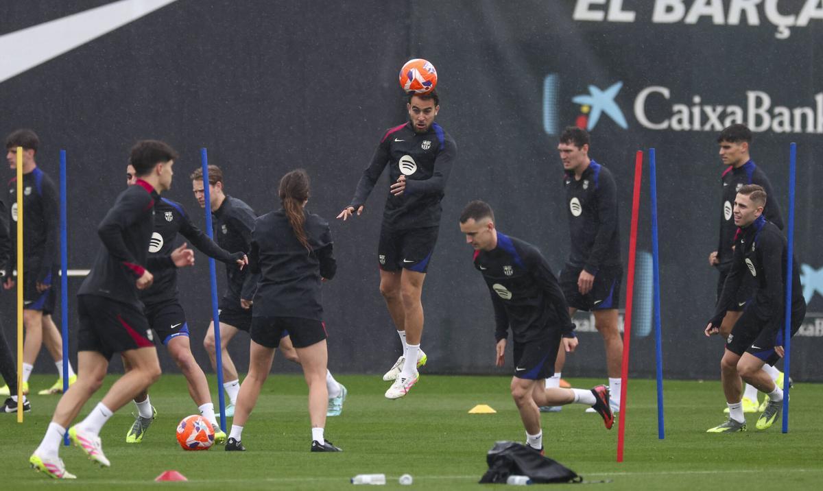 Eric Garcia cabecea un balón durante el calentamiento.