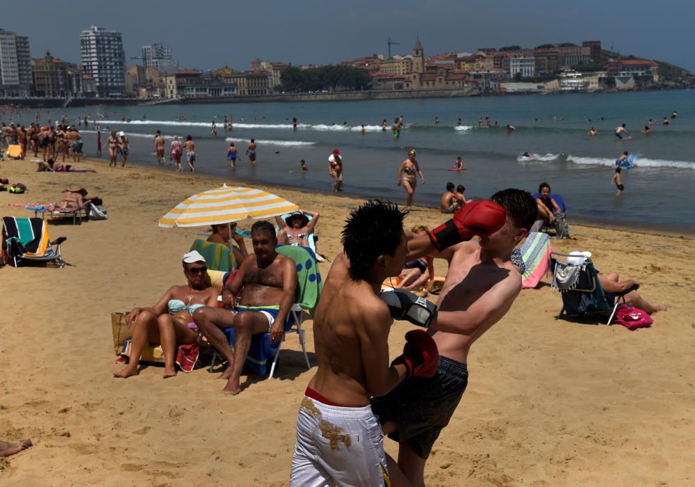 Imágens de la ola de calor en Gijón.