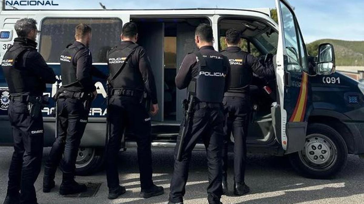Tres agentes de la Policía Nacional de Ibiza, en una imagen de archivo.