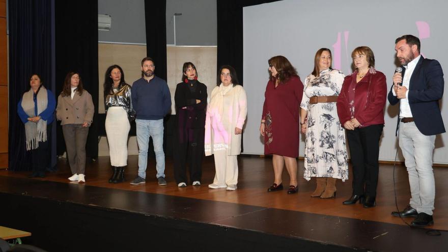 El director con mujeres implicadas en el proyecto y autoridades locales, ayer en Cambados. |  N. Parga