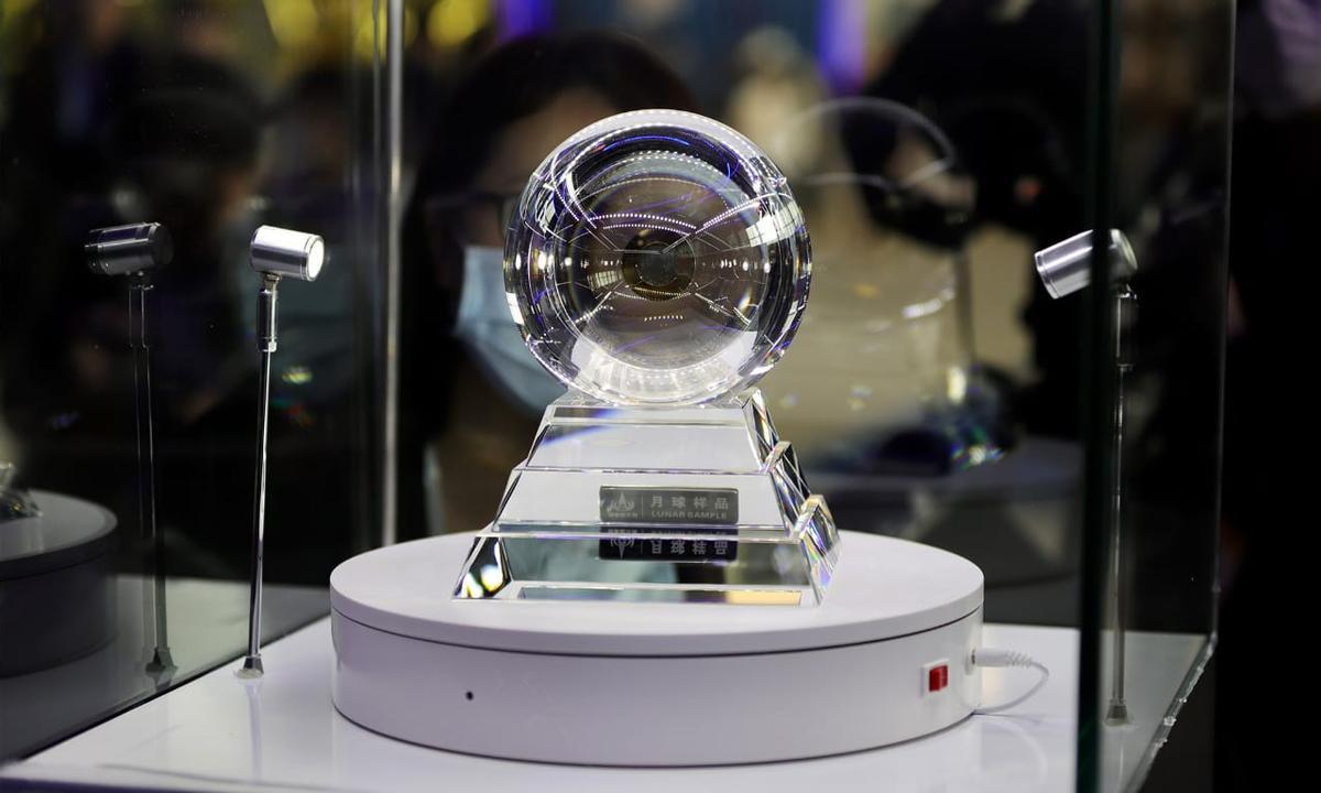 Imagen de la primera muestra lunar de China. Ceremonia de apertura del Día del Espacio de China, 24 de abril de 2021.