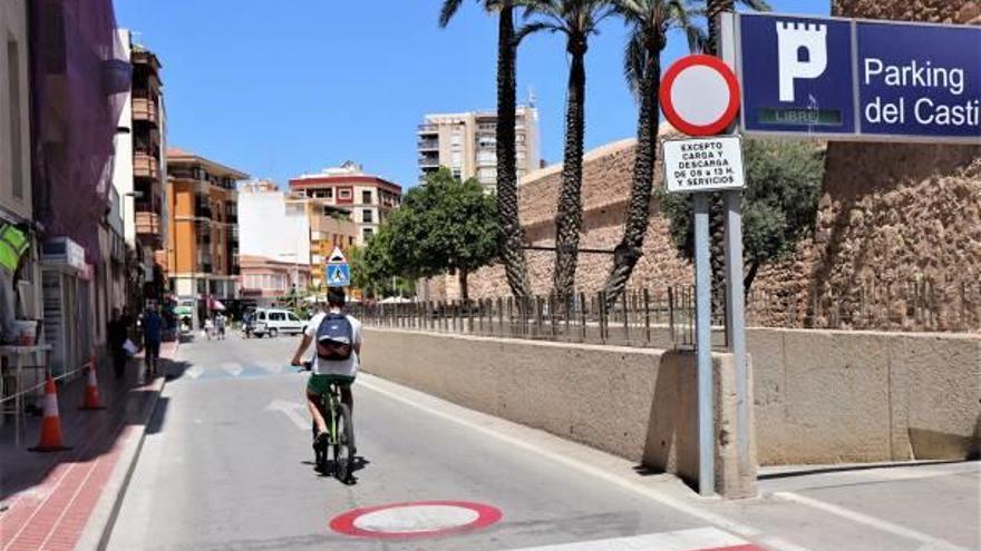 Una de las calles de Santa Pola que se ha visto afectada por la medida de los cortes.