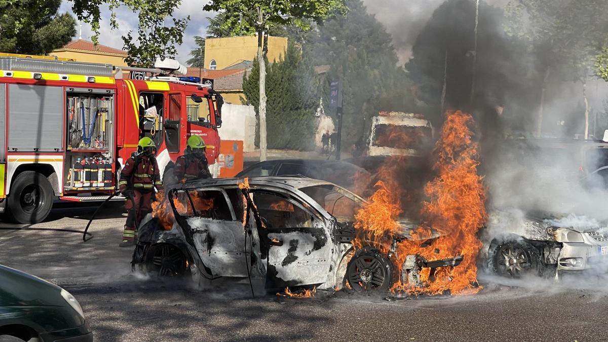 Un coche arde en la Calle Joaquín Rodrigo.