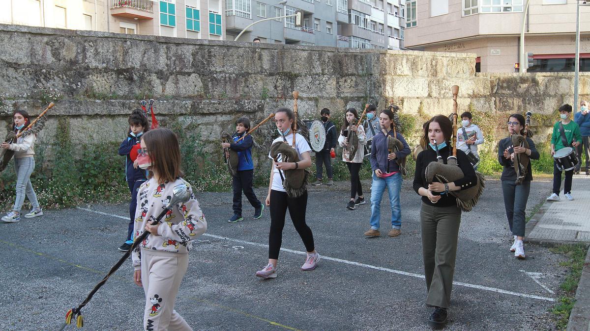 Integrantes de la banda preparatorio de la Escuela de Gaitas de Ourense, durante el ensayo este jueves. // IÑAKI OSORIO