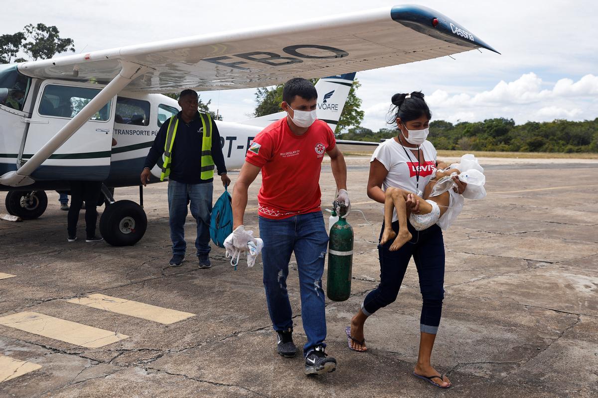 Niño indígenas yanomami desnutridos reciben tratamiento en el Hospital Infantil Santo Antonio en Boa Vista, estado de Roraima, Brasil.