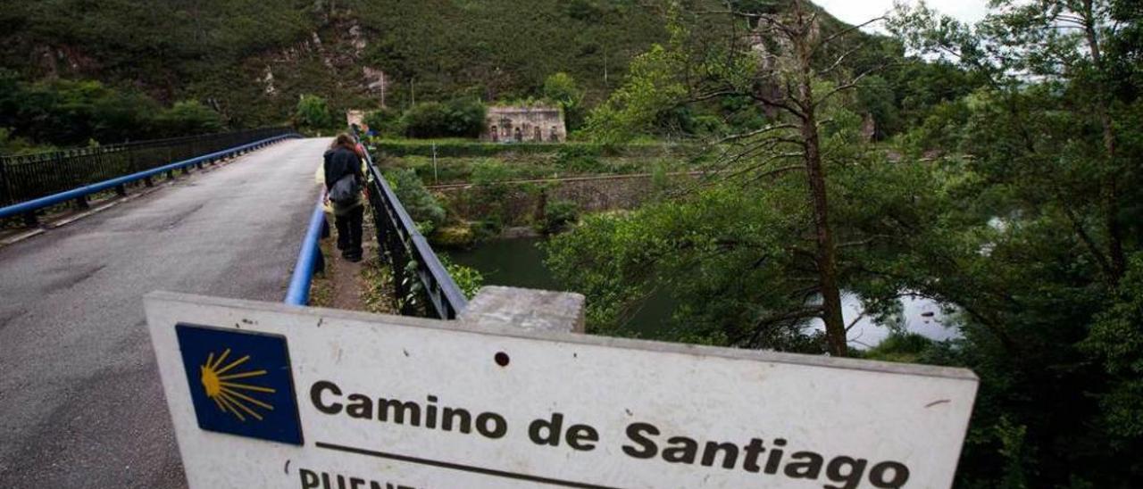 Peregrinos en el puente de Peñaflor, en Grado.