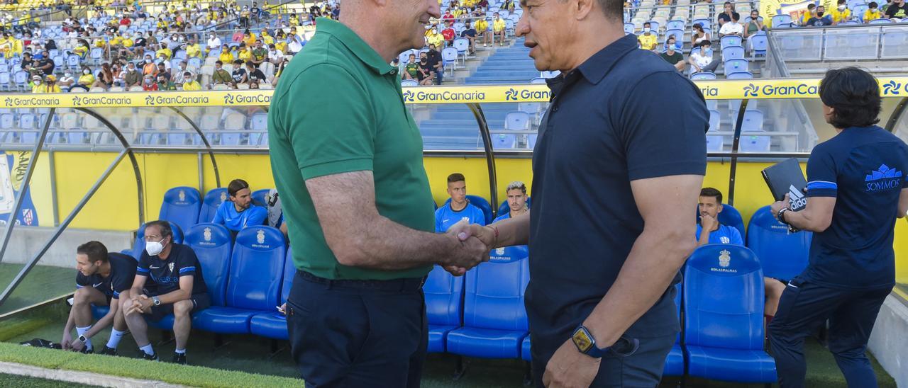 José Mel Pérez saluda a su homólogo del Huesca, el mexicano Nacho Ambriz, ayer, en la banda del Gran Canaria.