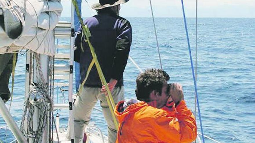 Dos de los integrantes de una de las expediciones científicas realizadas en aguas del cañón submarino de Avilés.