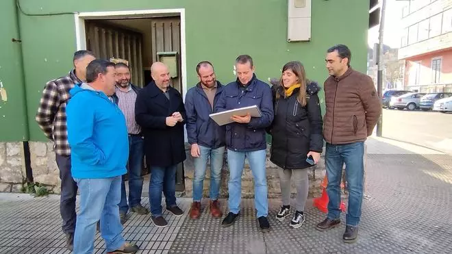 El consejero de medio rural visita el centro de información agraria de Piloña