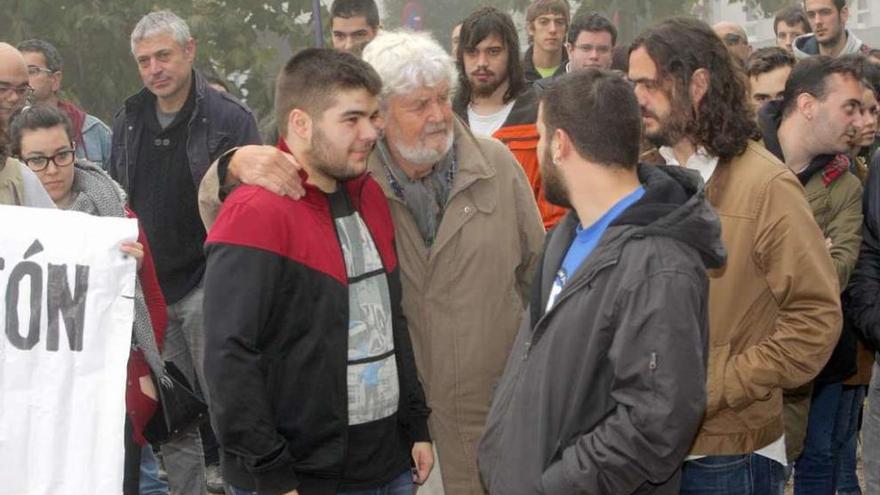 Anova y BNG arropan a los estudiantes  |  El líder de Anova, Xosé Manuel Beiras, junto al diputado de AGE, Antón Sánchez, acudieron ayer al juzgado para dar su apoyo a los estudiantes -dos de ellos en la foto-. &quot;Cuando unos chicos desobedecen una ley injusta no solo es legítimo sino una reparación de la justicia&quot;, destacó Beiras. El secretario de Organización del BNG, Bieito Lobeira, (que en la foto observa de reojo a su antiguo compañero de filas) coincide en que estos alumnos fueron &quot;represaliados injustamente&quot;.