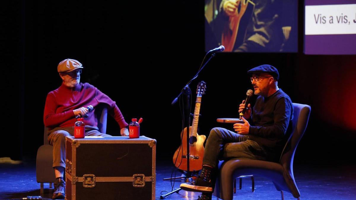 Jerónimo Granda y Maxi Rodríguez, en 2024 en Mieres, en el "vis a vis" que dio lugar al espectáculo "Inteligencia Artificial. ¡Ay!".