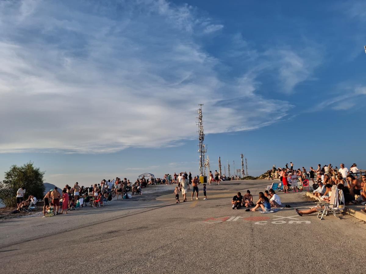 Así se ha vivido el eclipse en la cima del Puig de la Llorença, en Benitatxell (imágenes) Así se ha vivido el eclipse en la cima del Puig de la Llorença, en Benitatxell (imágenes)