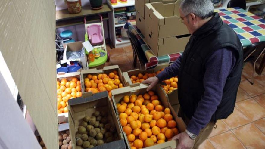 El director de Cáritas tras una entrega de alimentos a la entidad.