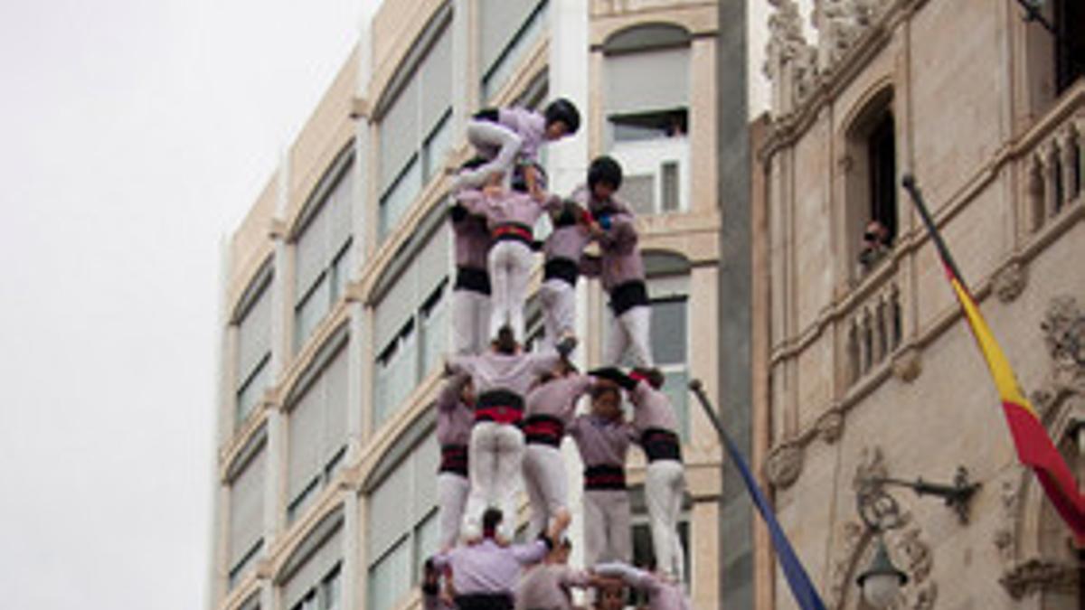 Minyons de Terrassa en el momento de cargar el 'cinc de nou amb folre'.