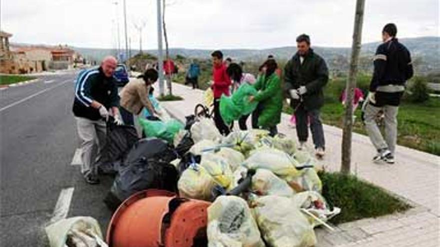 Ciudad Jardín inicia las fiestas del barrio limpiando sus calles