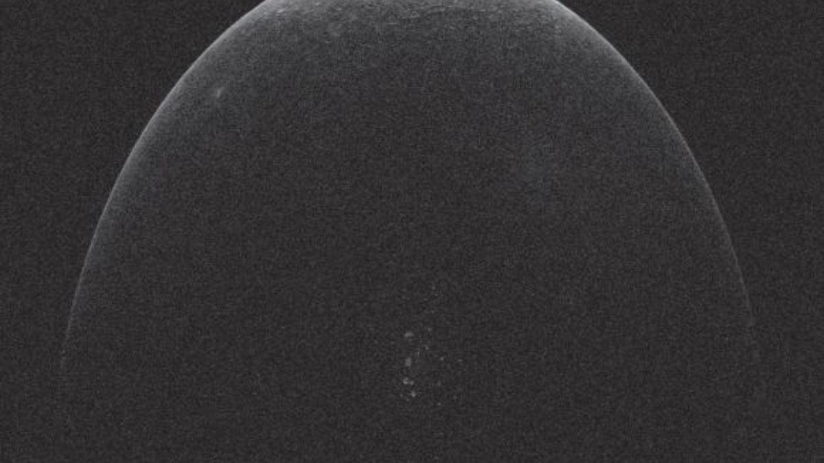 Un mapeo de radar planetario de Mercurio ha identificado “bolsas” o depósitos de hielo (centro).